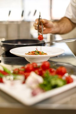 Şef restoranda yemek hazırlıyor. 