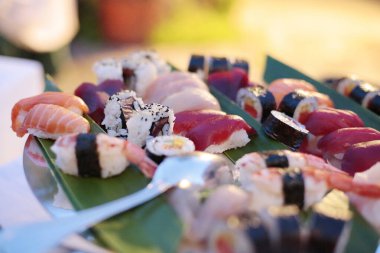 Somon ve sebzeli suşi. 