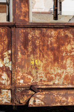 Fabrikadaki eski paslı metal kapı.. 