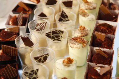 Restorandaki masada çeşitli tatlılar var.