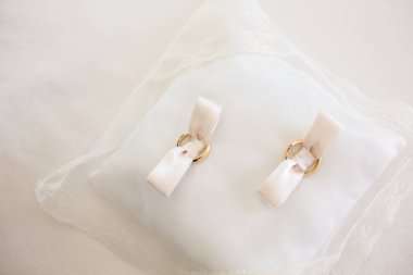 Bir yastık üzerine altın alyans 