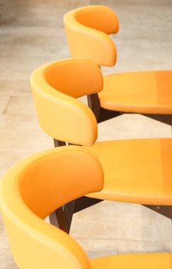 Modern bir otel lobisinde sarı sandalyeler. 