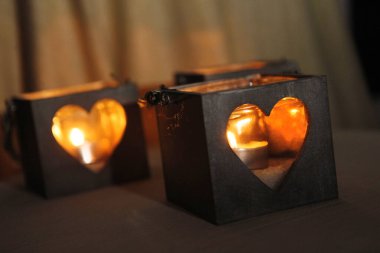 Kutularda yanan mumlara yakın çekim