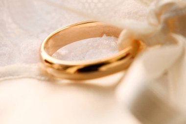 Beyaz kumaşta alyans. 