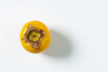 Beyaz arkaplanda taze olgun hurma. 