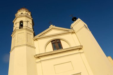 mavi gökyüzü arka plan üzerinde bina Kilisesi