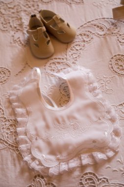 bebek ayakkabıları ve beyaz önlük