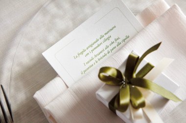 Düğün davetiyesi, hediye kartı, beyaz ve yeşil. 