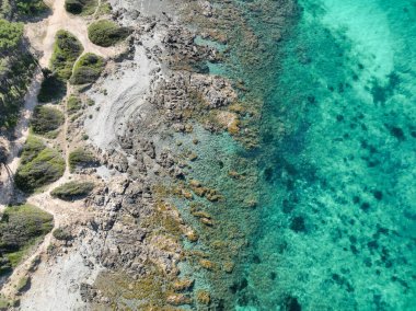 Kayalık sahil manzarası ve güzel deniz.