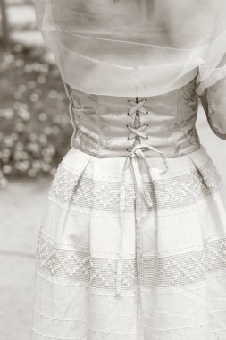 Ahşap arka planda güzel bir gelinlik. 