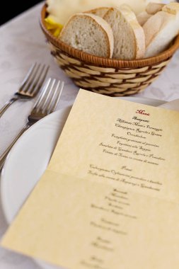 Bir restoranın tabağıyla bir masanın dikey görüntüsü. 