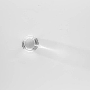 Beyaz zemin üzerinde cam üst görünüm 