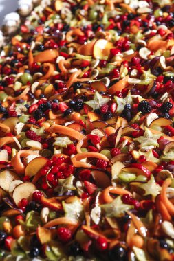 Bir kafede açık büfede meyve ve sebzeler 