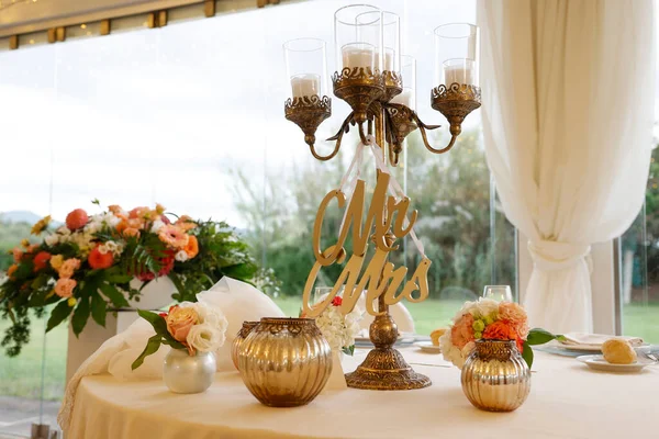 テーブルの上に花と結婚式の装飾 — ストック写真