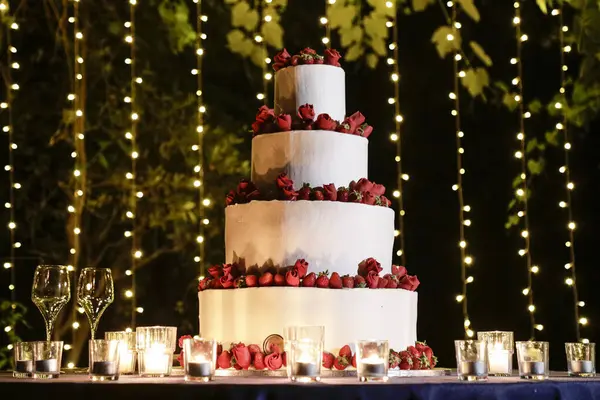 Mumlarla Süslenmiş Düğün Pastası — Stok fotoğraf