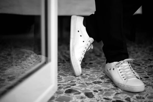 Низкая Часть Человека Носить Белые Ботинки Черно Белые — стоковое фото