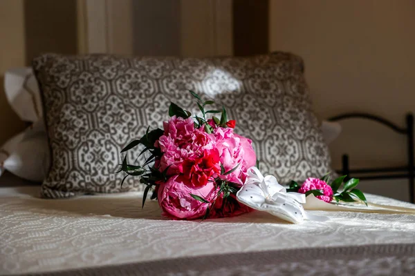 Γαμήλια Ανθοδέσμη Από Λουλούδια Στο Κρεβάτι — Φωτογραφία Αρχείου