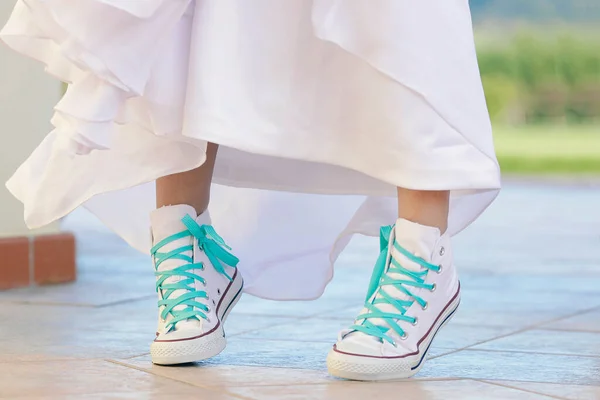Κοντινό Πλάνο Γυναικείων Ποδιών Λευκά Sneakers — Φωτογραφία Αρχείου