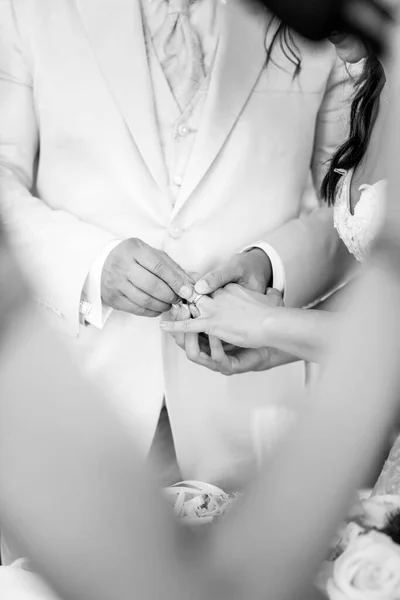 Detail Výměny Snubních Prstenů Mezi Dvěma Manželi — Stock fotografie