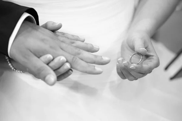 Jegygyűrűk Két Házastárs Közötti Cseréjének Részletei — Stock Fotó