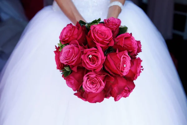 Όμορφη Νύφη Ένα Λευκό Φόρεμα Και Ένα Μπουκέτο Τριαντάφυλλα Στα — Φωτογραφία Αρχείου