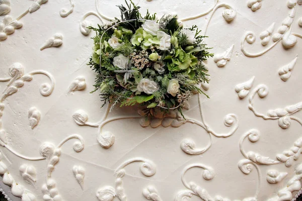 Güllü Beyaz Düğün Pastası — Stok fotoğraf