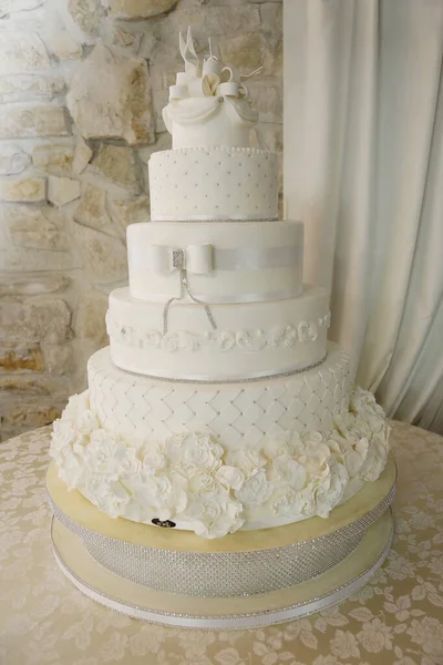 Tablo Üzerinde Beyaz Düğün Pastası — Stok fotoğraf