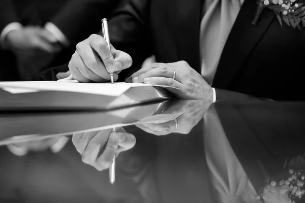 Νύφη Υπογραφή Άδειας Γάμου Γαμήλιας Σύμβασης — Φωτογραφία Αρχείου
