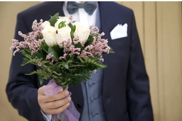 Egy Öltönyös Vőlegény Virágcsokrot Tart — Stock Fotó