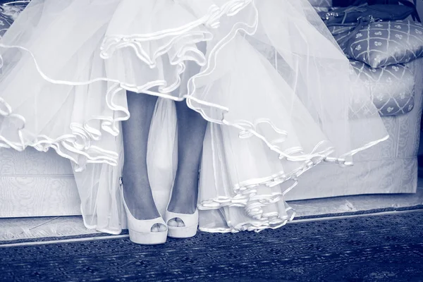 Schöne Braut Und Hochzeitsschuhe — Stockfoto