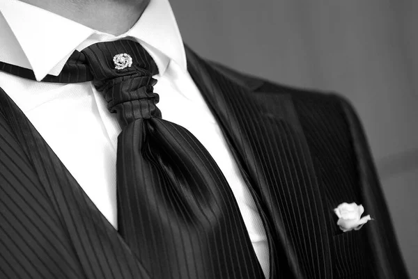 Schwarz Weiß Foto Des Bräutigams Hochzeitsanzug — Stockfoto