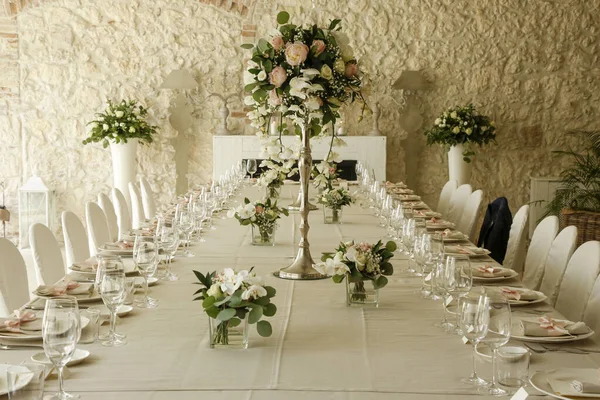 Tisch Einer Offenen Weißen Hochzeitsgesellschaft Gedeckt — Stockfoto