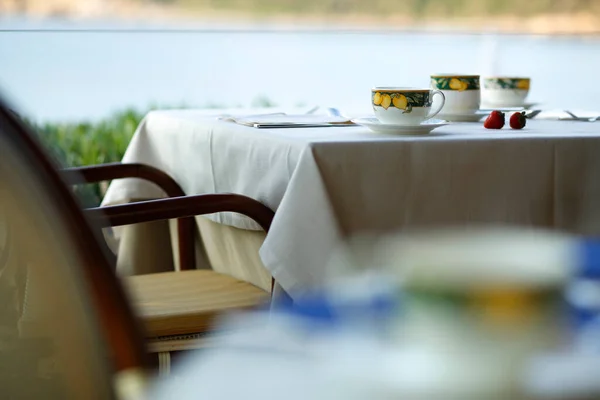 Tisch Mit Einem Tee Set Auf Dem Hintergrund Des Sees — Stockfoto