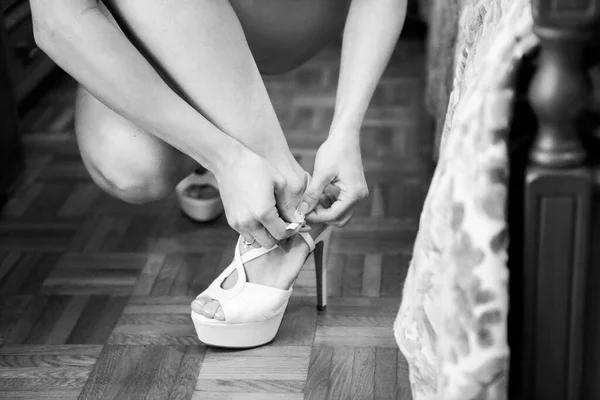 Preto Branco Foto Mulher Vestindo Sapatos Salto Alto — Fotografia de Stock