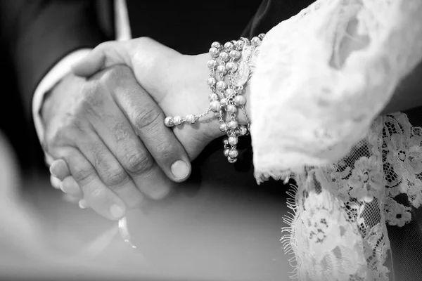結婚指輪と新郎新婦 — ストック写真