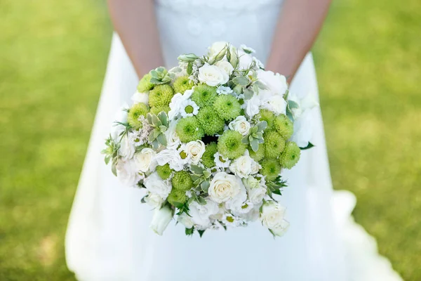 Bruiloftsboeket Handen Van Bruid — Stockfoto