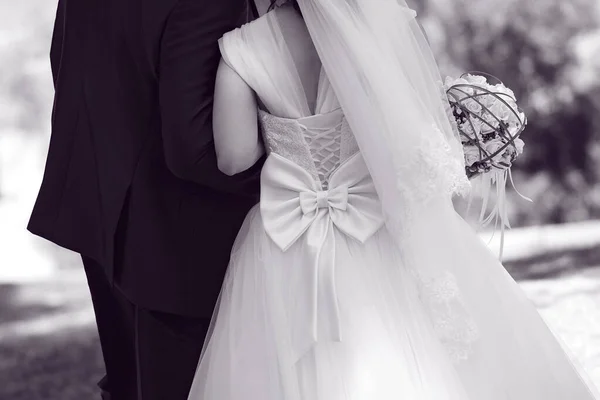 Schwarz Weißes Foto Von Verliebtem Hochzeitspaar — Stockfoto