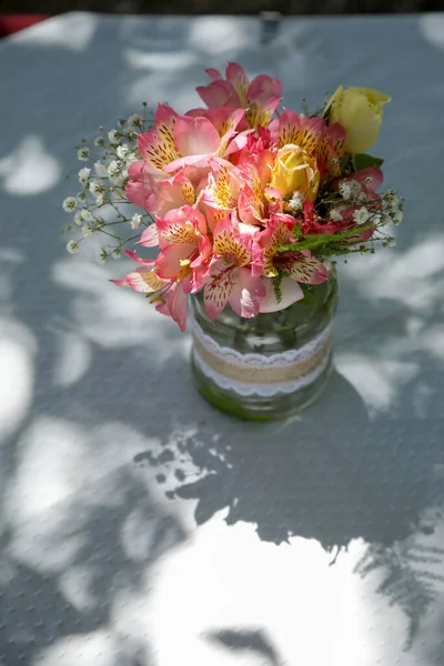 Beyaz Bir Masada Bir Buket Çiçek — Stok fotoğraf