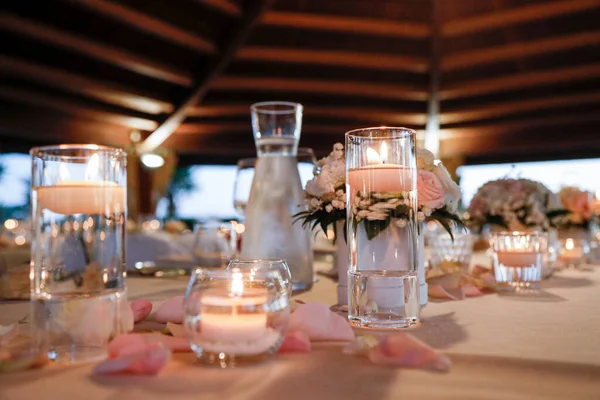 Krásná Svatební Recepce Stůl Dekorace Svíčkami Květinami — Stock fotografie