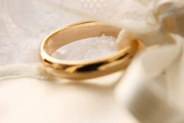 白布上的结婚戒指 — 图库照片