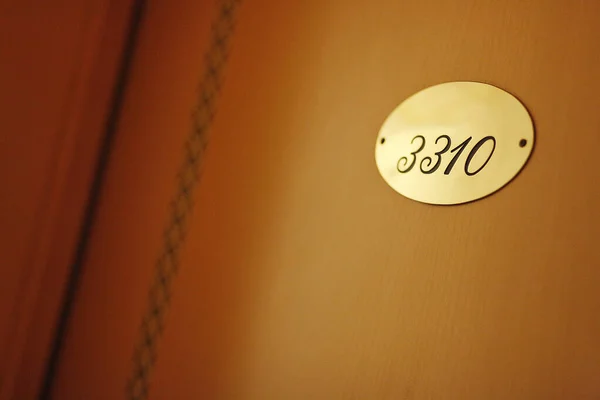 Close Shot Van Een Hotelkamer Met 3310 Nummer — Stockfoto