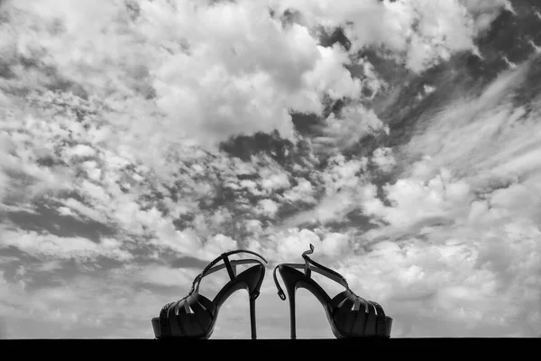 Ασπρόμαυρη Φωτογραφία Ψηλοτάκουνα Παπούτσια Φόντο Ουρανού — Φωτογραφία Αρχείου