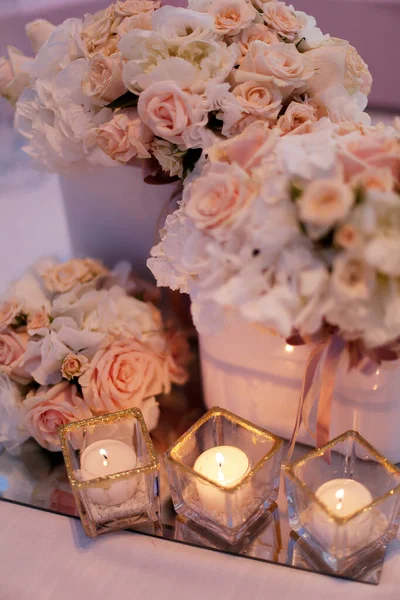 Διακόσμηση Γάμου Λουλούδια Και Κεριά — Φωτογραφία Αρχείου