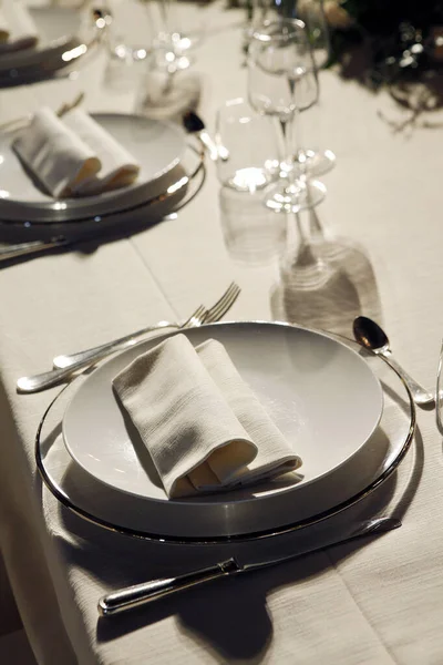 Primer Plano Una Mesa Blanca Restaurante —  Fotos de Stock