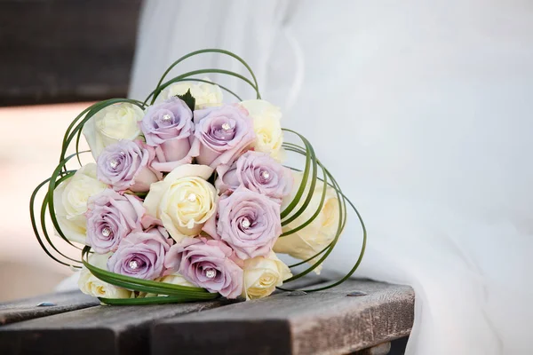 在木凳上的美丽婚礼花束 — 图库照片