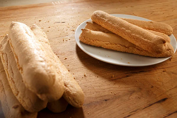 一张垂直拍摄的美味的自制面包放在木制桌子上 — 图库照片