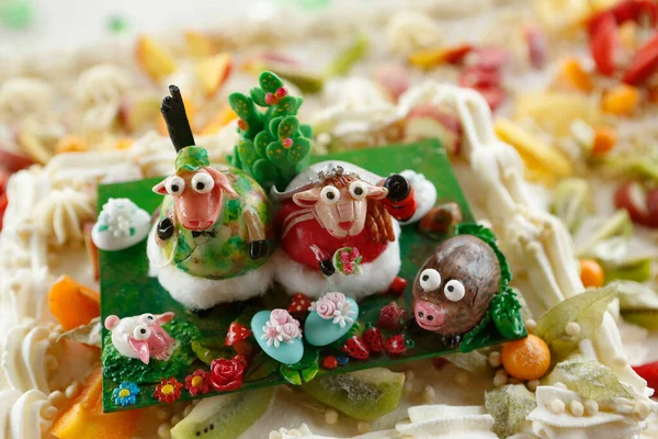 有奶油和可爱装饰动物的美味蛋糕 — 图库照片