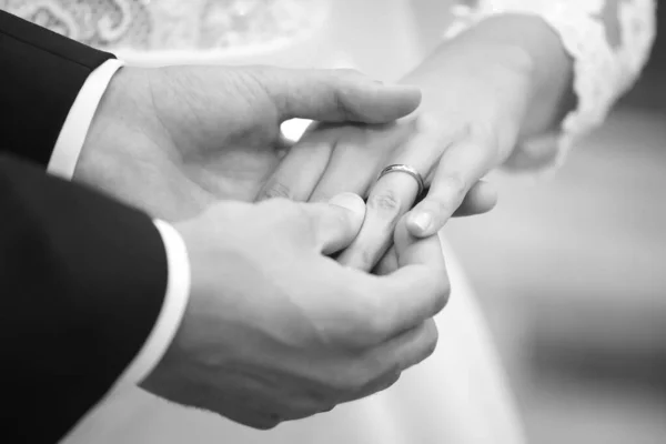 Nikah Yüzüğü Bir Gelinin Elinde Yakın Çekim — Stok fotoğraf