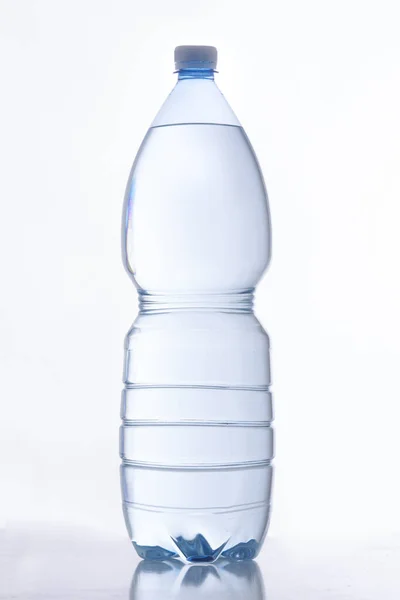 在白色上隔离的水瓶 — 图库照片