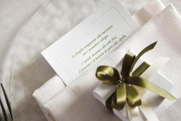Invitación Boda Tarjeta Con Regalo Blanco Verde — Foto de Stock